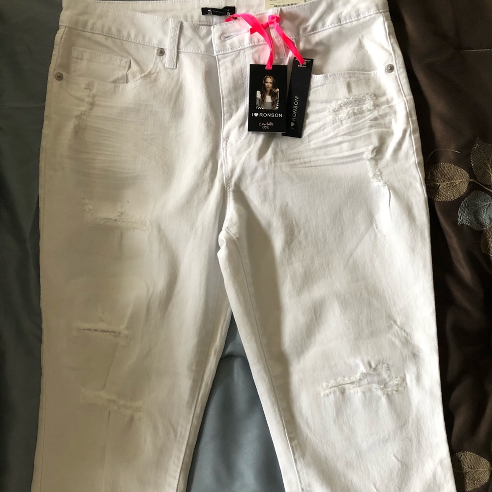 Woman’s white destruction jeans